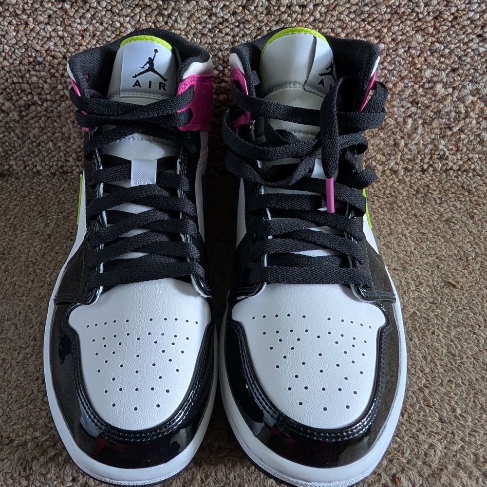 Jordan 1 Mid SE White and Fuchsia